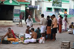 The ghats are also a place for Hindus to perform rituals for their ancestors. 