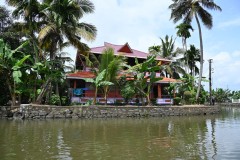 Large homes built along the canals. In cases they are second homes from nearby cities. 