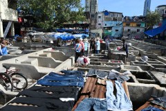 Over 100,000 clothes are washed each day. Some of the wealthier dhobis have given up on manual cleaning and have now installed large mechanical washing and drying machines. The dhobis collect clothes from all corners of the city