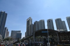 In the center of the skyscrapers we discover another of the many laundries.