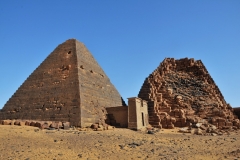 Several pyramids stand out with their sharp shapes against the clear sky. Each one has its own funerary chapel with the walls fully decorated with bas-reliefs that show the king's life and offers to the gods.