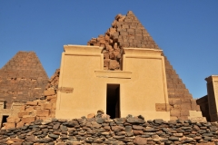 This necropolis was the burial place of 21 kings and 52 queens and princes including Anlami and Aspelta. The bodies of these kings were placed in huge granite sarcophagi. Aspelta's weighed 15.5 tons, and its lid weighed four tons. The oldest and largest pyramid at Nuri is that of the Napatan king and Twenty-fifth Dynasty pharaoh Taharqa