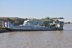 Crossing the Nile with the ponton, the local ferry boat, to enter the Bayuda desert.