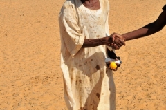 Hamed gives our nomad friend an orange. A very nice gift.