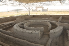 Burial sites were in the shape of a large circle 45 feet  diameter surrounded by a wall. . In some of the burial chambers, valuables objects such as pottery and beads have been found.