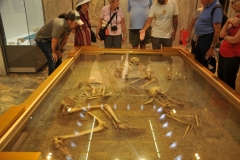 Here you can see the ‘Lady of Sarazm’, the skeleton of a woman who was buried in the 4th century BC and covered with colorful lapis beads and seashell bracelets. Her body and the jewellery has been moved and recreated here.