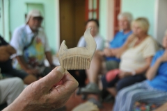 In a few minutes he creates this comb with incredible quality.