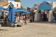 We stop for lunch in Houmt Souk and walk around the area for awhile