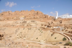 As of 2023, Chenini was inhabited by around 500 Berber farmers and herders who live in caves carved out of rock, many of which have been modernized.