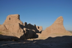 The enclosure of the fortress consists of an inner and outer wall with a vaulted corridor between them, about 2 m wide. The walls continue above the vaults, forming a protected rampart walk. The walls are up to 33 feet high and at their base 6 to 7 feet thick.